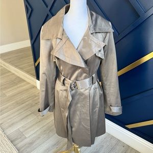 bebe sateen trench in olive